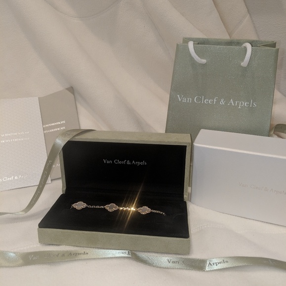 Van Cleef & Arpels Jewelry - Authentic Van Cleef & Arpels Bracelet